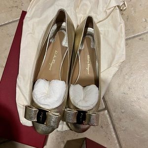 New with tags Ferragamo gold flats size 9B